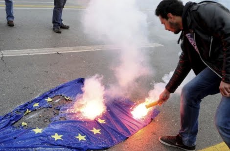 _________Grecia quema la bandera europea